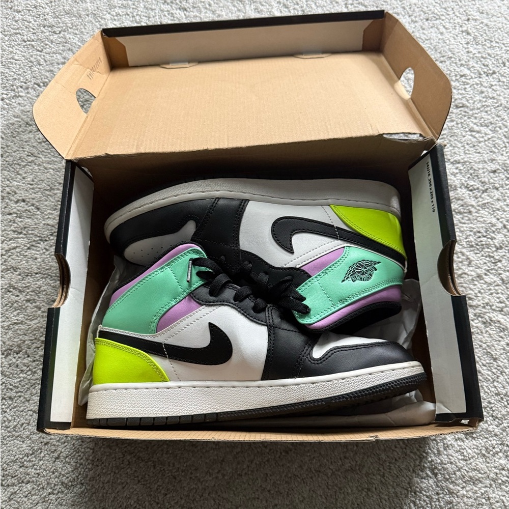 Nike Air Jordan 1 Mid SE trainers in black and green